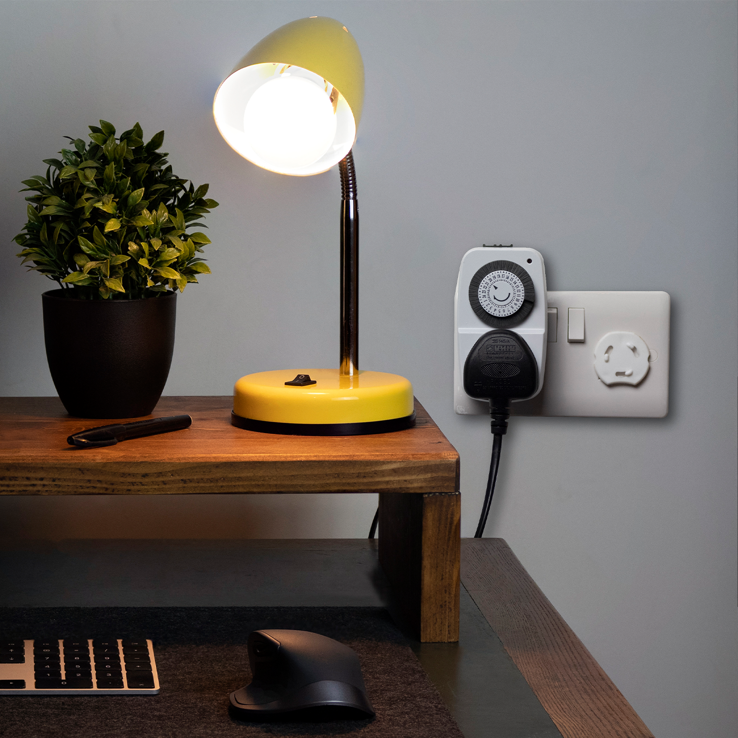 The Defender Mini Timer Switch allows you to set electrical appliances to turn on/off at pre-set times