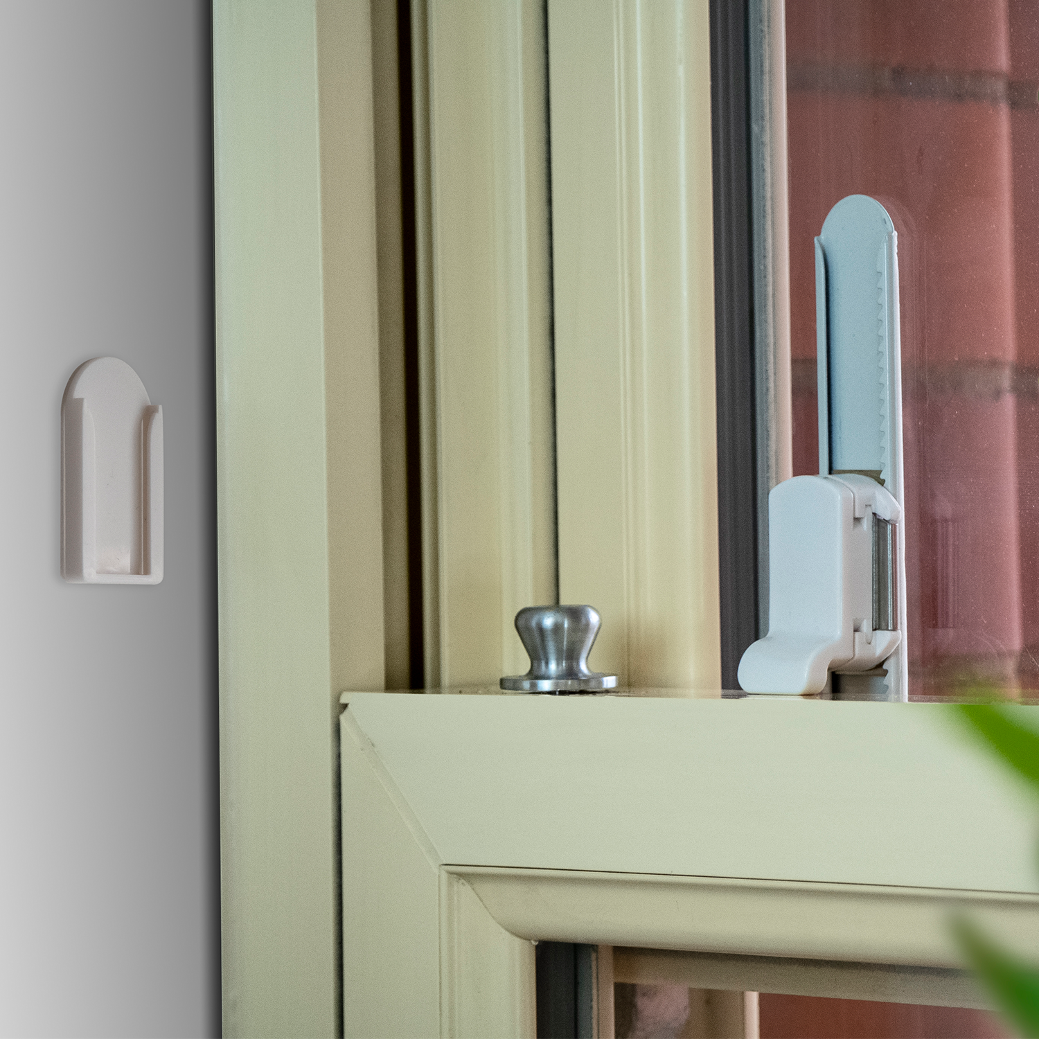 The Solon Slide Jammer is an effective entry point lock with 3 convenient options; locked, restricted or open