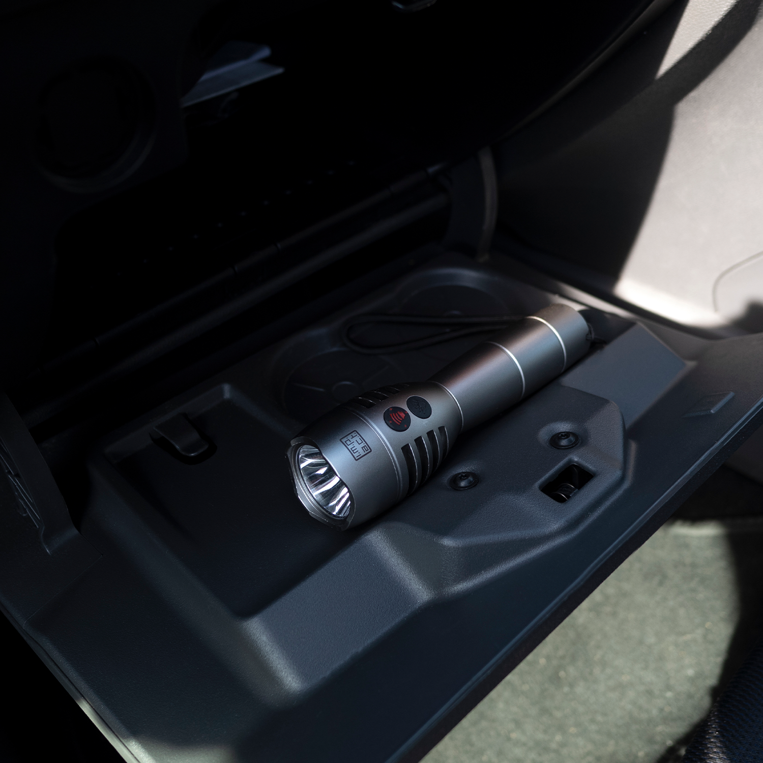 Heavy duty high powered torch with alarm siren deter attackers