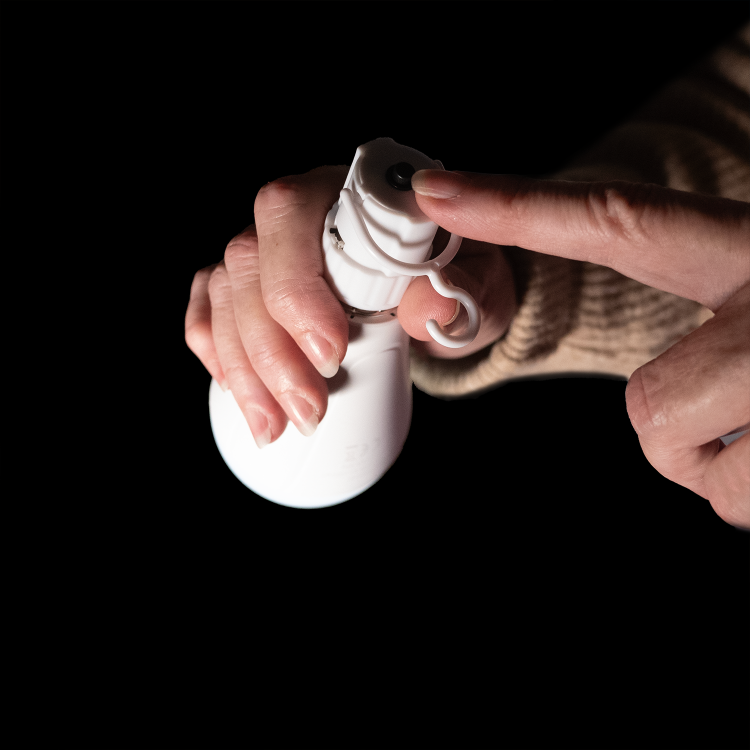 Rechargeable emergency light bulb led 3 step dimming daylight white 9W bayonet b22 cap